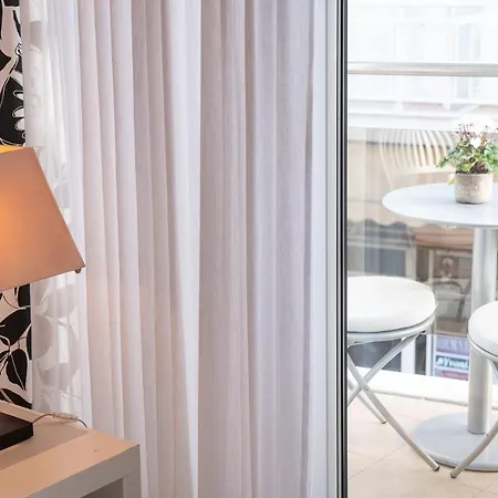Afrodite Suites *